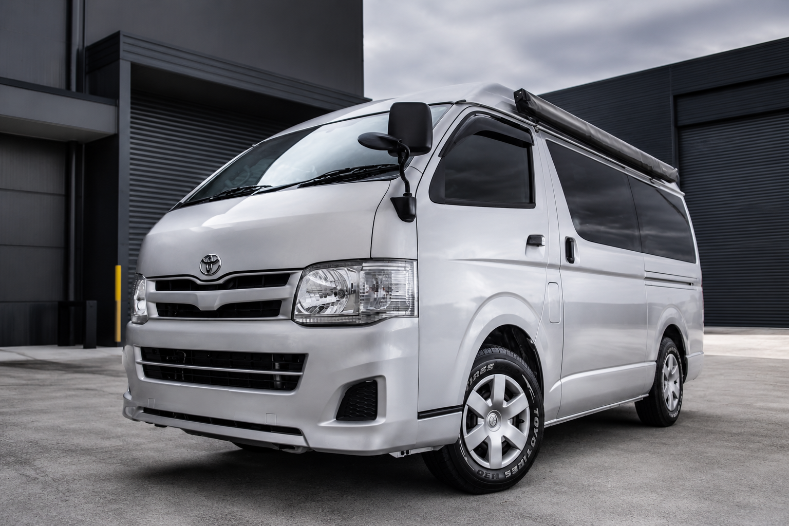 バンおよび商用車用のルーフラックシステム
